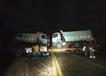 Acidente entre dois caminhões deixa BR-135 interditada no sul do Piauí